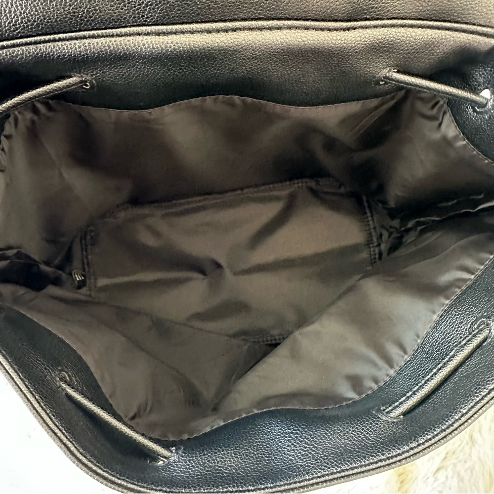 VICTORIA’S SECRET Black Pebbled Faux Leather Backpack Gold Logo Drawstring - Picture 7 of 9
